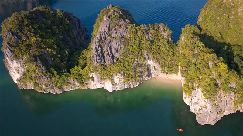 Вид сверху на бухту Ланха. Фото: laodong.vn Вид сверху на бухту Ланха. Фото: laodong.vn