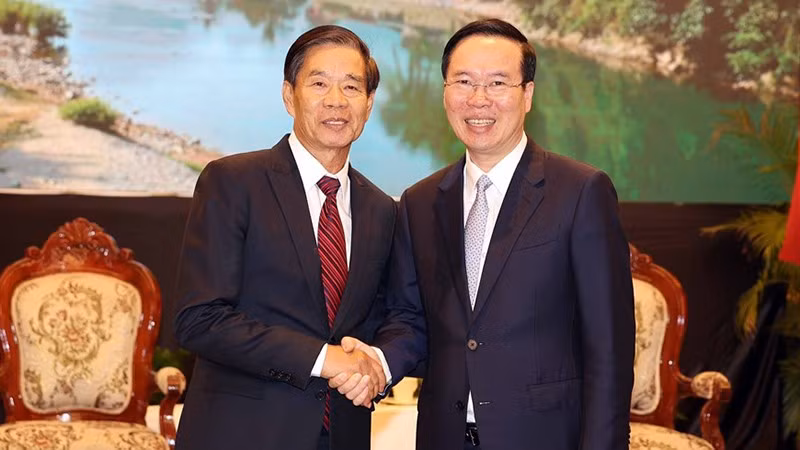 Президент Во Ван Тхыонг принимает Председателя ЦК Фронта национального строительства Лаоса Синлавонга Кхутфайтхуна. Фото: ВИА