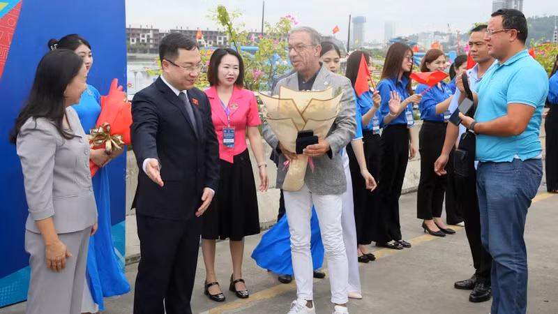 Руководители провинции Куангнинь встречают делегацию молодых парламентариев. 