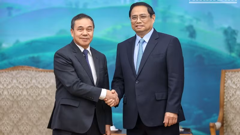 Премьер-министр Фам Минь Тьинь принимает Посла Лаоса во Вьетнаме Сенгфета Хоунгбоунгнуанга. Фото: Чан Хай