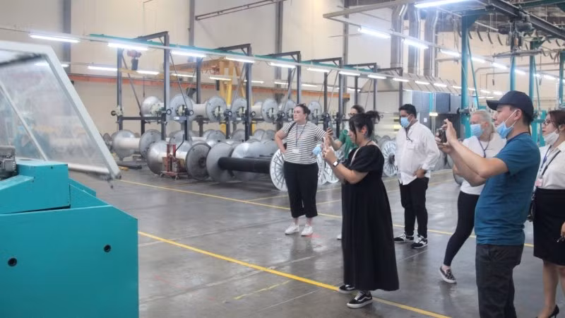 Австралийская делегация посещает вьетнамский текстильный завод.