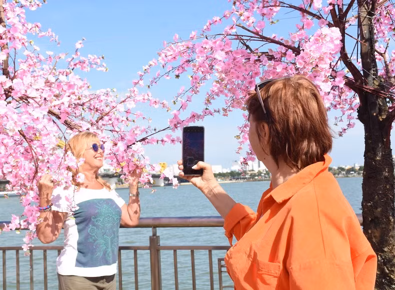 Цветочная улица привлекает иностранных посетителей.