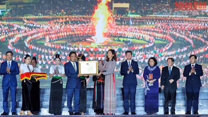 Церемония вручения сертификата ЮНЕСКО. Фото: Чан Хай