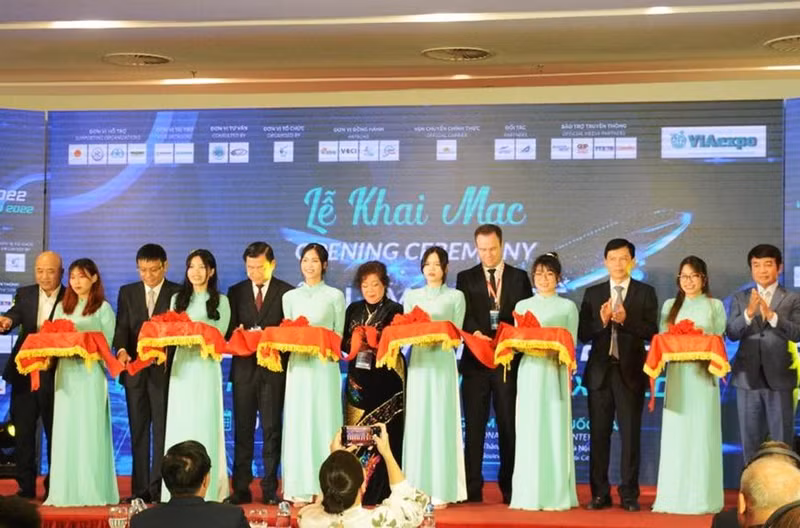 Делегаты разрезают ленту на церемонии открытия выставки. Фото: qdnd.vn
