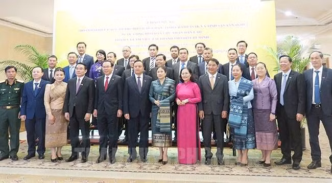 Делегаты фотографируются на память. Фото: thanhuytphcm.vn