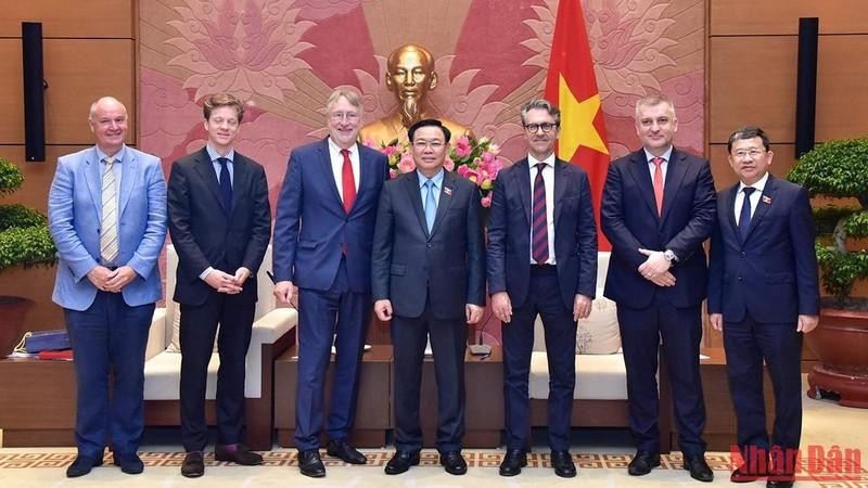 Председатель НС Вьетнама фотографируется с делегацией Комитета Европарламента по международной торговле. Фото: Зюи Линь 