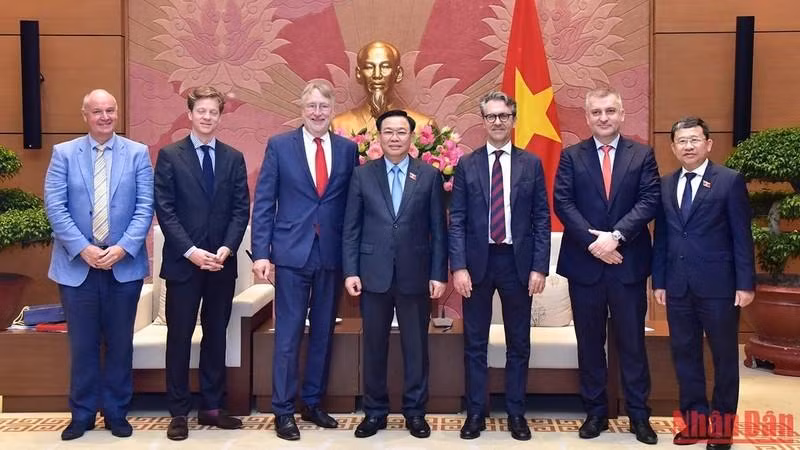 Председатель НС Вьетнама фотографируется с делегацией Комитета Европарламента по международной торговле. Фото: Зюи Линь 