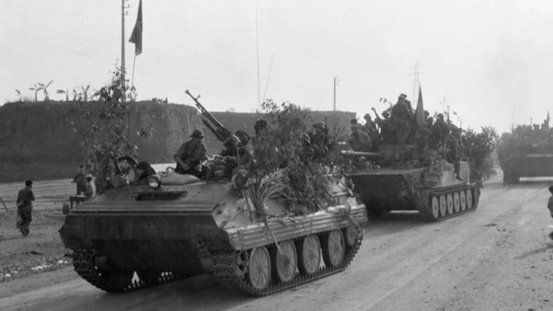 Танковые и бронированные силы северо-восточного фланга освободительной армии пересекли шоссе Биенхоа и продвинулись прямо на Сайгон после нападения и уничтожения оборонительной группировки Биенхоа. Фото: ВИА
