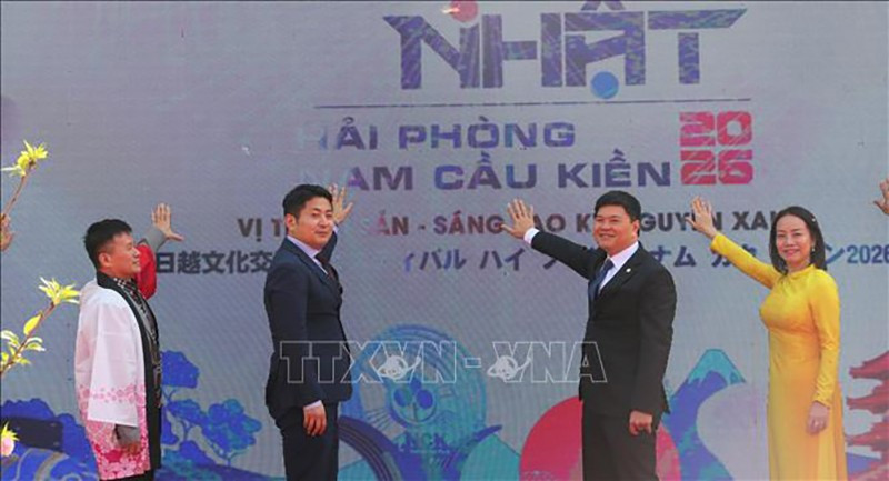 Делегаты нажимают кнопку в знак открытия фестиваля. Фото: ВИА