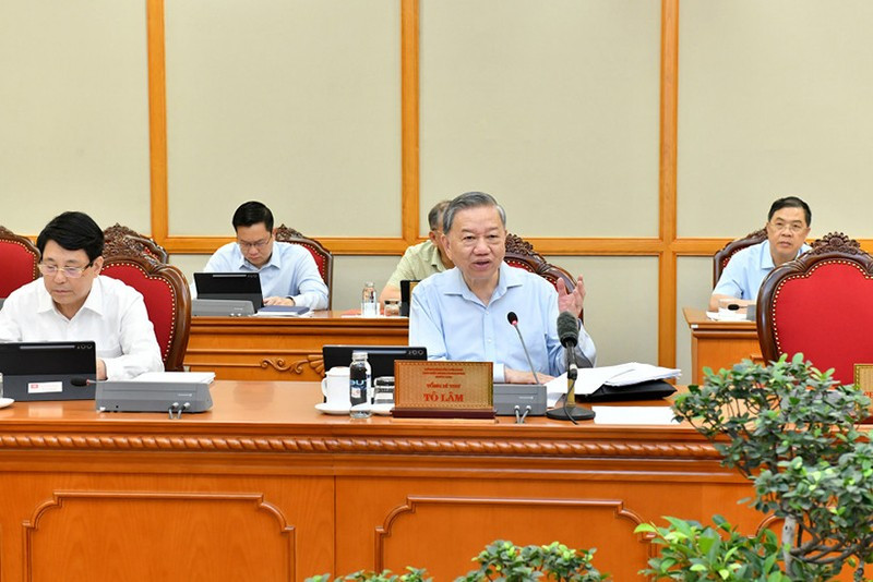 Генеральный секретарь ЦК КПВ То Лам выступает на заседании. Фото: Данг Кхоа