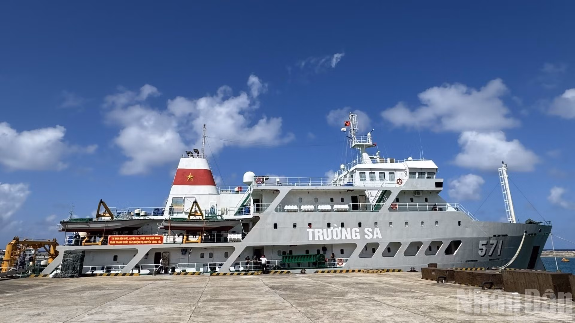 Корабль HQ-571 доставляет ветви персика, горшки с кумкватом и атмосферу Тэта с материка для офицеров, солдат и жителей архипелага Чыонгша.