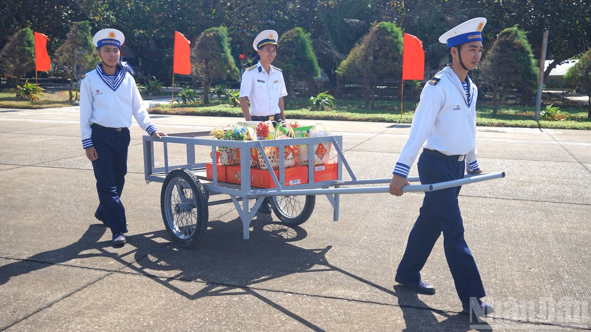 Солдаты Чыонгша доставляют новогодние подарки с материка на остров.