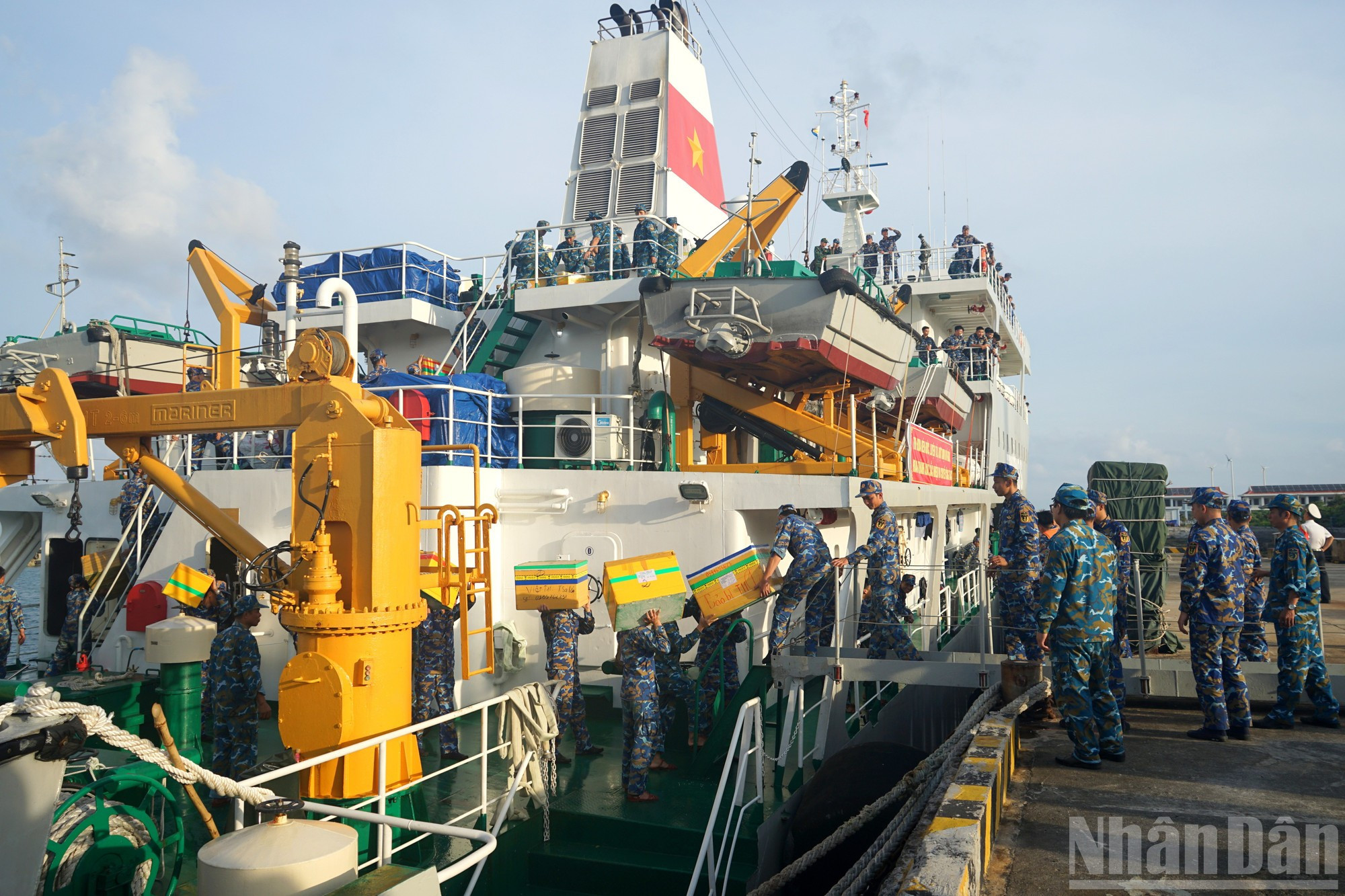 Каждый груз бережно доставляется с корабля на остров.