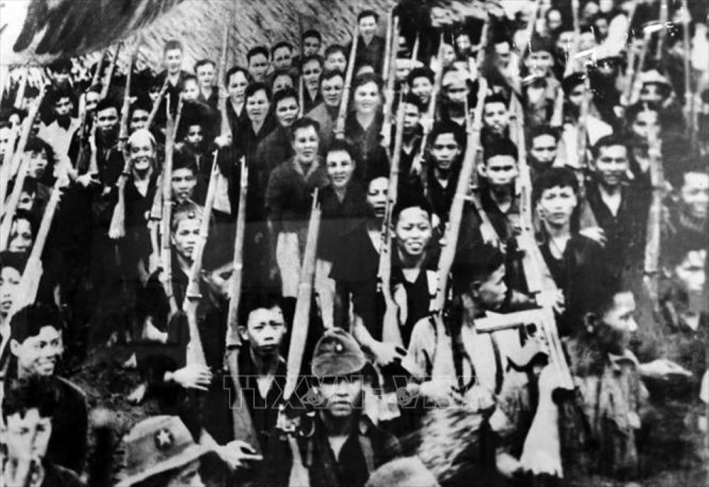 Жители Кантхо восстали, чтобы захватить власть, 26 августа 1945 года. Архивное фото: ВИА