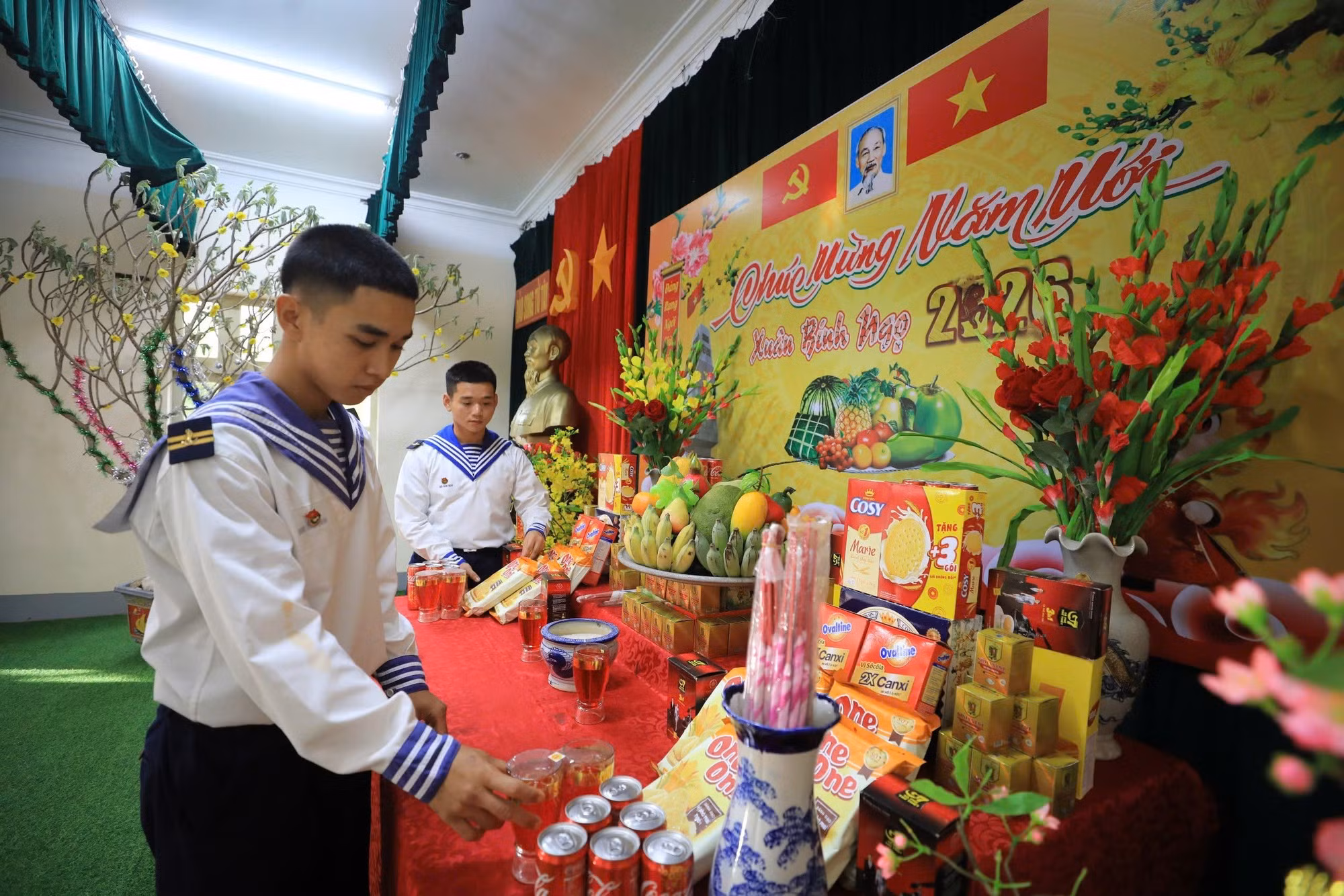 Военнослужащие Чыонгша украшают помещение к празднованию Тэта.
