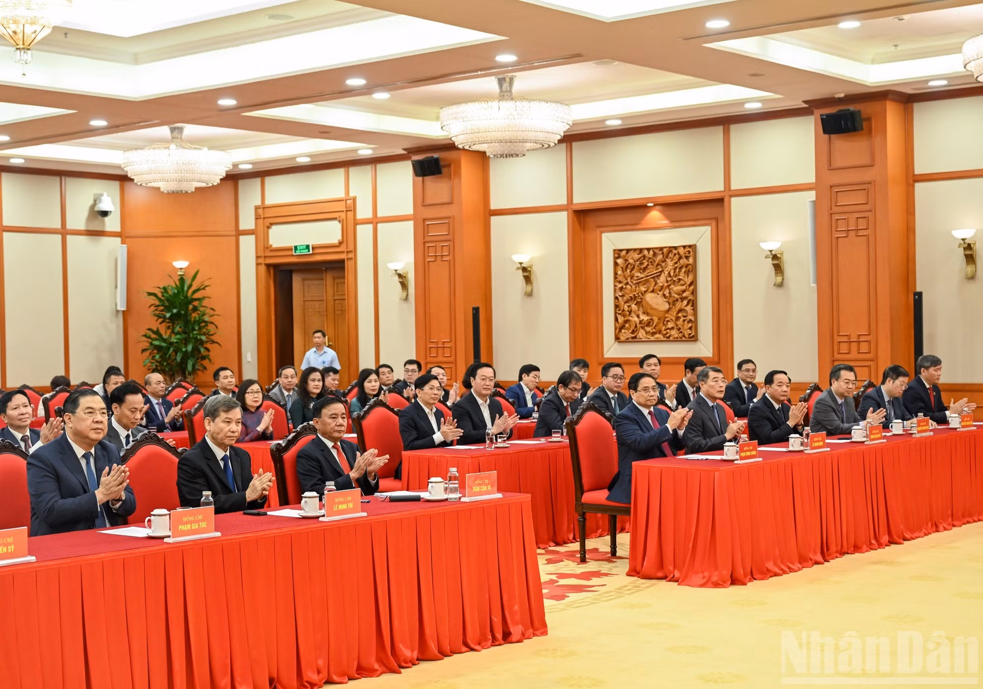 Премьер-министр Фам Минь Тьинь, Постоянный член Секретариата Чан Кам Ту, руководители Партии и Государства, делегаты на конференции.