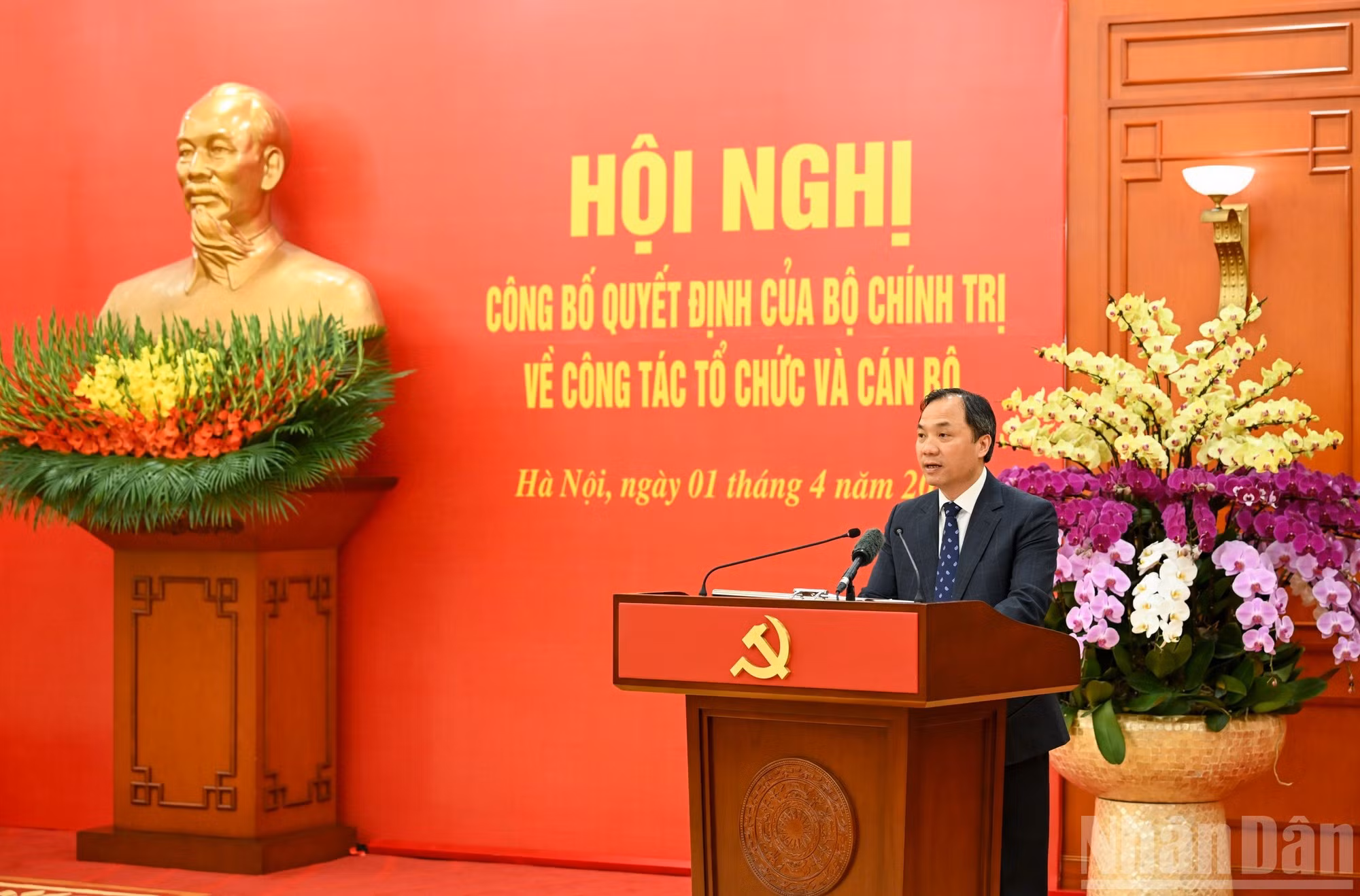 Постоянный заместитель заведующего Организационным отделом ЦК КПВ Хоанг Чунг Зунг объявляет решения Политбюро.