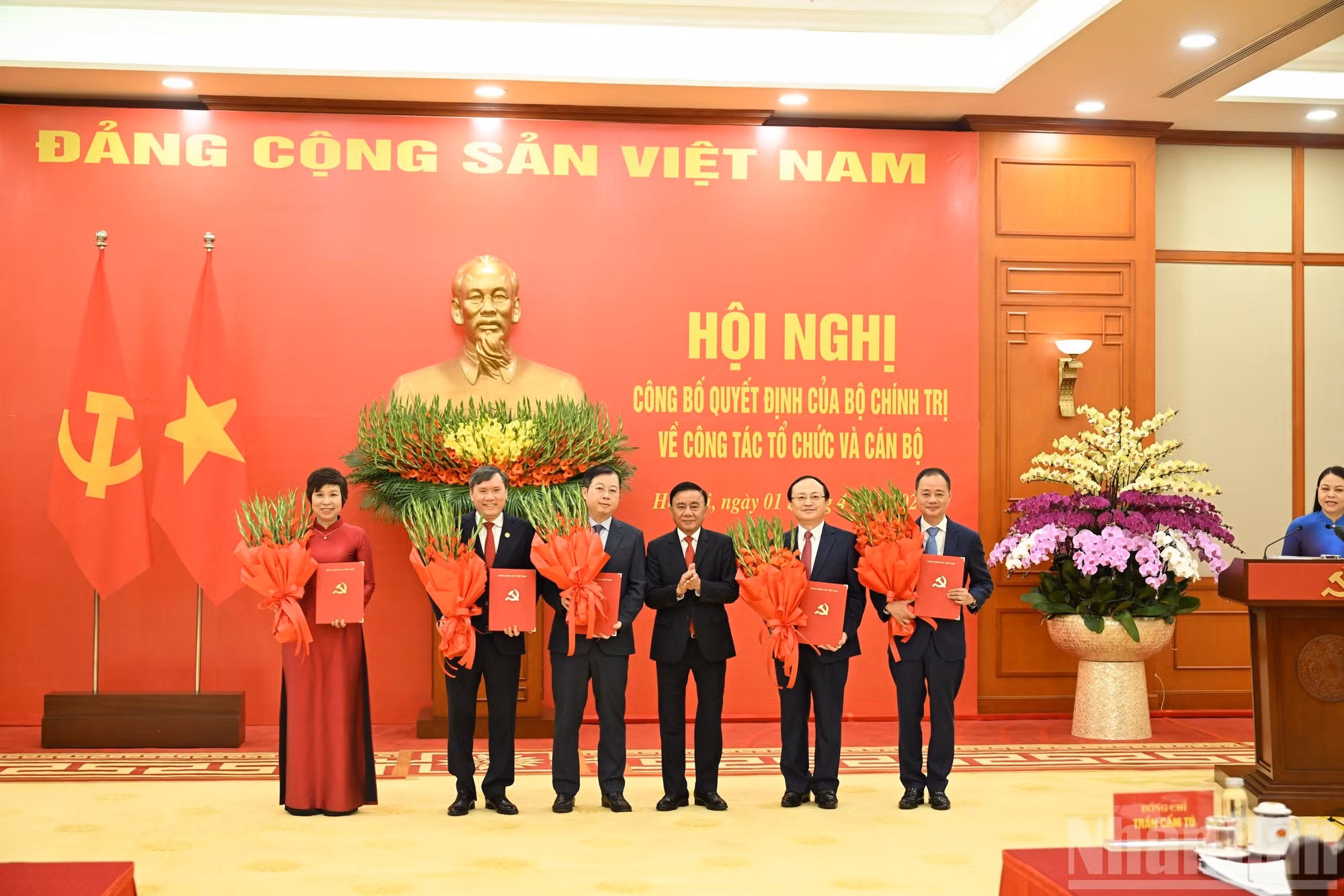 Постоянный член Секретариата Чан Кам Ту вручает решения представителям пяти учреждений: Вьетнамского телевидения, Радио «Голос Вьетнама», Вьетнамского информационного агентства, Вьетнамской академии общественных наук и Вьетнамской академии наук и технологий.