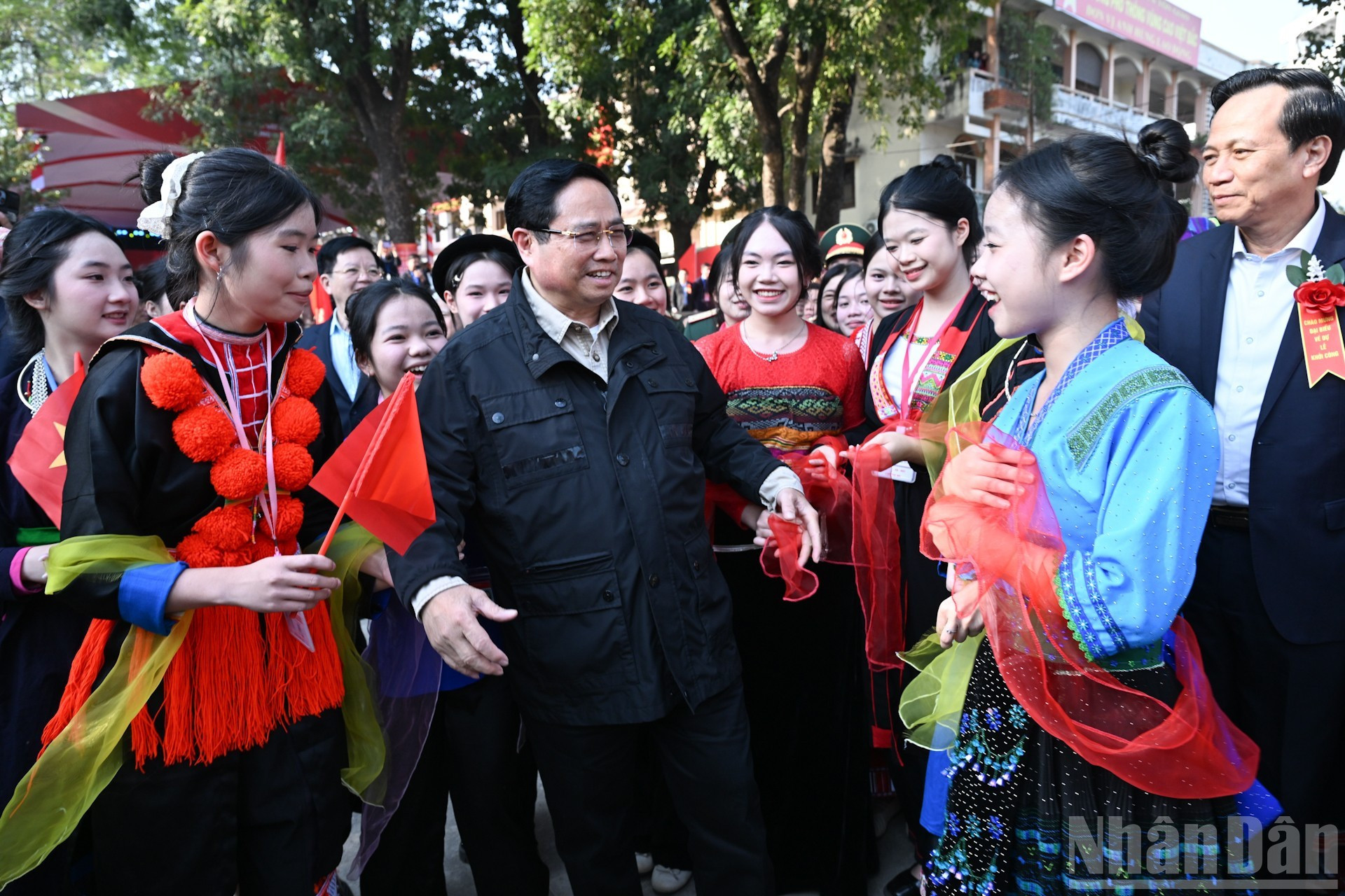 Премьер-министр Фам Минь Тьинь с учениками школы горных районов Вьетбак.