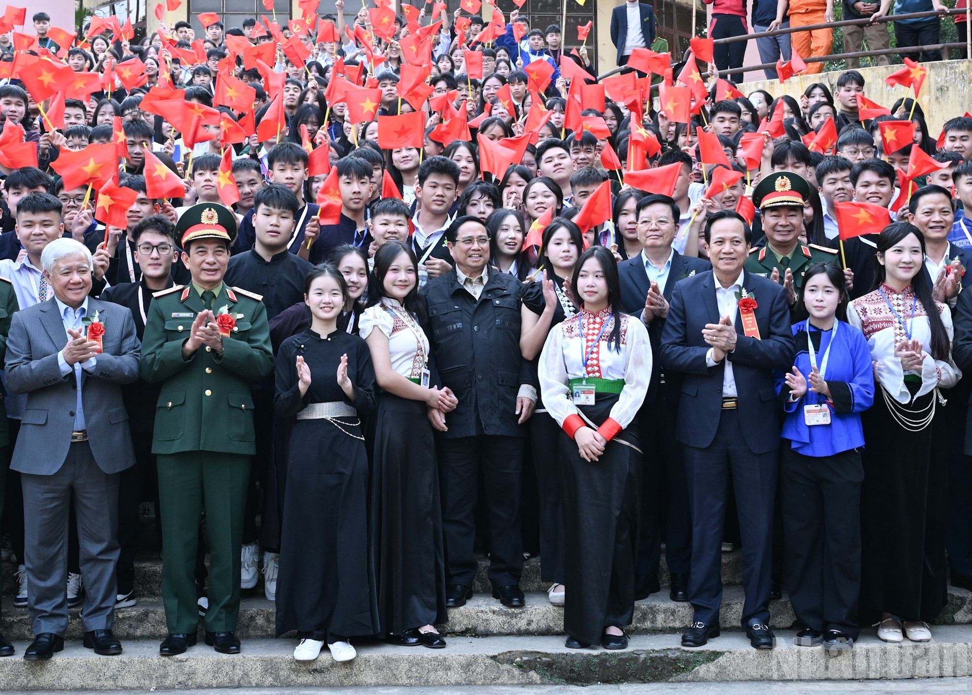 Премьер-министр Фам Минь Тьинь и руководители Партии и Государства с учениками школы горных районов Вьетбак.