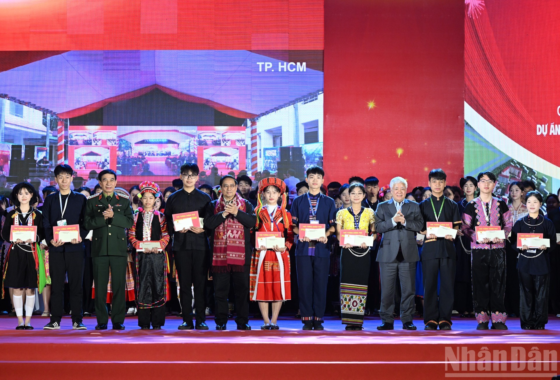 Премьер-министр Фам Минь Тьинь и руководители Партии и Государства вручают подарки ученикам из числа национальных меньшинств школы горных районов Вьетбак.