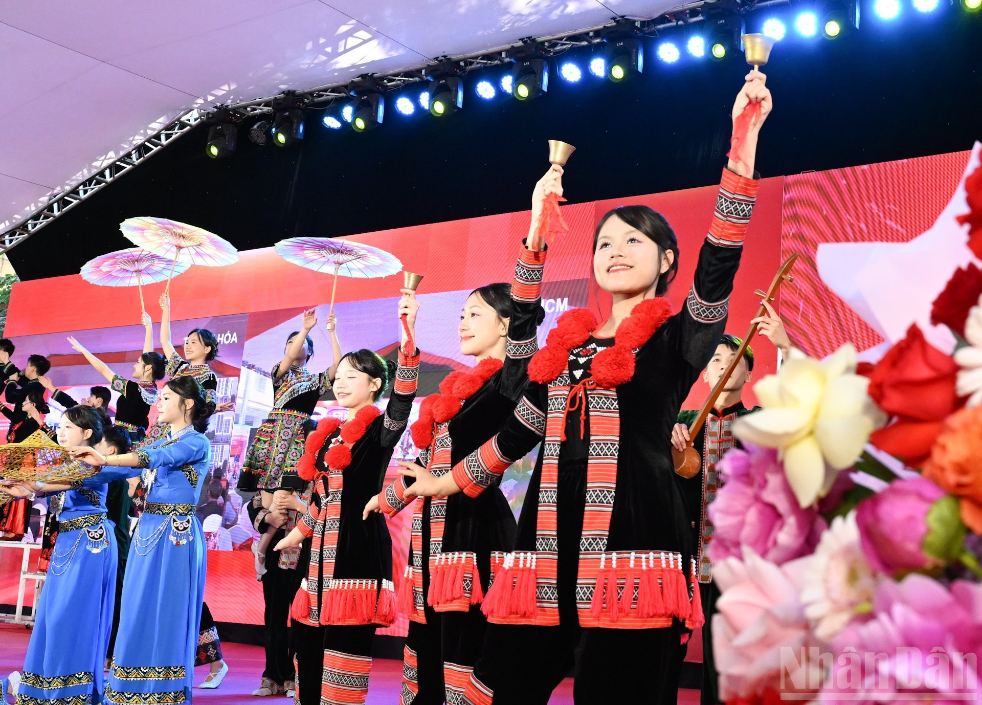 Художественная программа, подготовленная учениками, в честь церемонии.