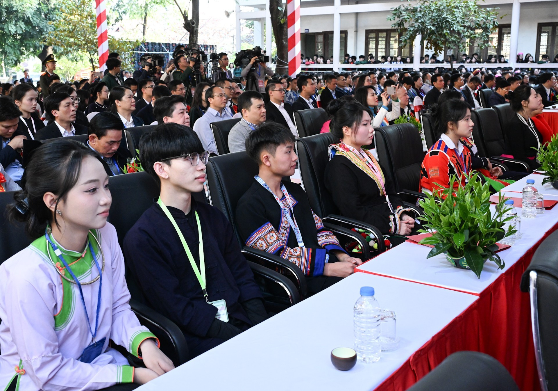 Ученики школы горных районов Вьетбак на церемонии.