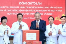 Генеральный секретарь ЦК КПВ То Лам вручает подарок Больнице дружбы.