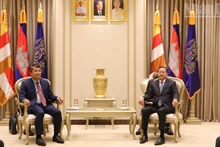 Член ЦК КПВ, постоянный заместитель министра иностранных дел Вьетнама Нгуен Минь Ву и Вице-премьер Камбоджи Нет Савоен.