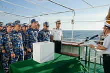 Полковник Ле Хонг Куанг, заместитель начальника политического отдела 2-го военно-морского округа, глава избирательного участка № 5, разъясняет избирателям правила голосования.