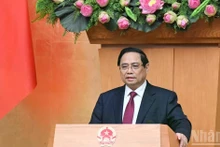 Премьер-министр Фам Минь Тьинь выступает с речью.