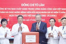 Генеральный секретарь ЦК КПВ То Лам вручает подарок Больнице дружбы.