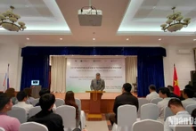 Директор Русского дома в Ханое Владимир Мурашкин выступает с речью. Фото: Ву Нгуен