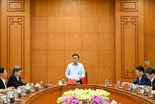 Постоянный член Секретариата Чан Кам Ту выступает с речью.