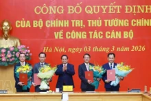 Премьер-министр Фам Минь Тьинь вручает Решения Политбюро и Премьер-министра о кадровой работе. (Фото: ВИА)