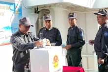 Сотрудники рыбоохранной службы отдают свои голоса в священных, суверенных водах Отечества.