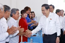 Председатель Национального собрания Чан Тхань Ман на встрече с избирателями в общине Анньонтэй.