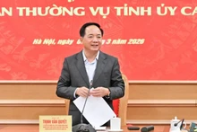 Член Политбюро, секретарь ЦК КПВ, Заведующий Отделом ЦК КПВ по пропаганде, политическому воспитанию и работе с народными массами, глава Инспекционно-надзорной делегации №20 Чинь Ван Кует выступает с речью.