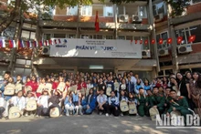 Оргкомитет, преподаватели и участники Олимпиады. Фото: Лам Нгуен