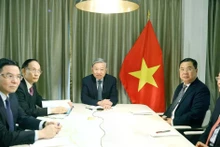 Генеральный секретарь ЦК КПВ То Лам провел телефонный разговор с сенатором Стивом Дэйнсом (Республиканская партия, штат Монтана). (Фото: ВИА)