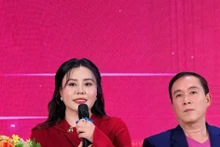 Мисс Фан Ким Оань представляет программу.