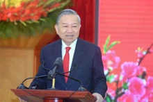 Генеральный секретарь ЦК КПВ То Лам выступает с речью на встрече.