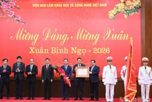 Премьер-министр Фам Минь Тьинь вручает Вьетнамской академии наук и технологий Орден Труда первой степени