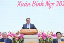 Премьер-министр Фам Минь Тьинь выступает с речью.