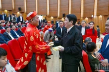 Президент Лыонг Кыонг поздравляет пожилых жителей провинции Лаокай с Новым годом.