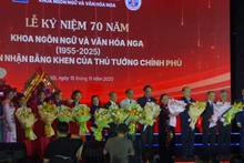 Вручение цветов в знак благодарности преподавателям – бывшим руководителям факультета.