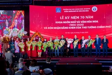 Вручение цветов в знак благодарности преподавателям – бывшим руководителям факультета.