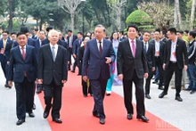 Генеральный секретарь ЦК КПВ То Лам, Президент Лыонг Кыонг, постоянный член Секретариата ЦК КПВ Чан Кам Ту, действующие и бывшие руководители Партии и Государства проводят церемонию перерезания ленты в знак открытия нового здания канцелярии Президента.