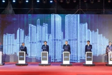 Генеральный секретарь ЦК КПВ То Лам и делегаты проводят ритуал закладки первого камня проекта многофункционального городского комплекса Северный Тханглонг Urban City.