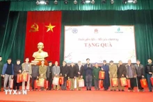 Член Политбюро, секретарь парткома Ханоя Нгуен Зюи Нгок вручает новогодние подарки семьям в общине Лыонгбанг провинции Хынгйен. Фото: ВИА